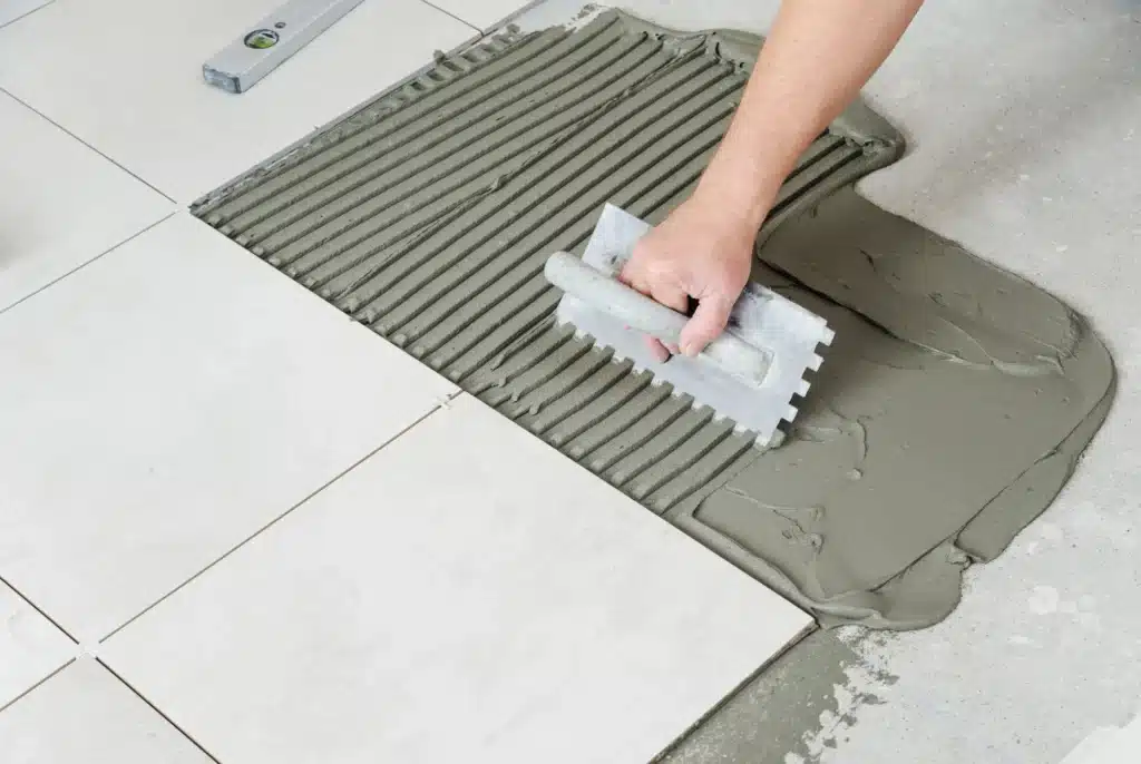 Pose de carrelage au sol avec colle à carrelage à Amiens.