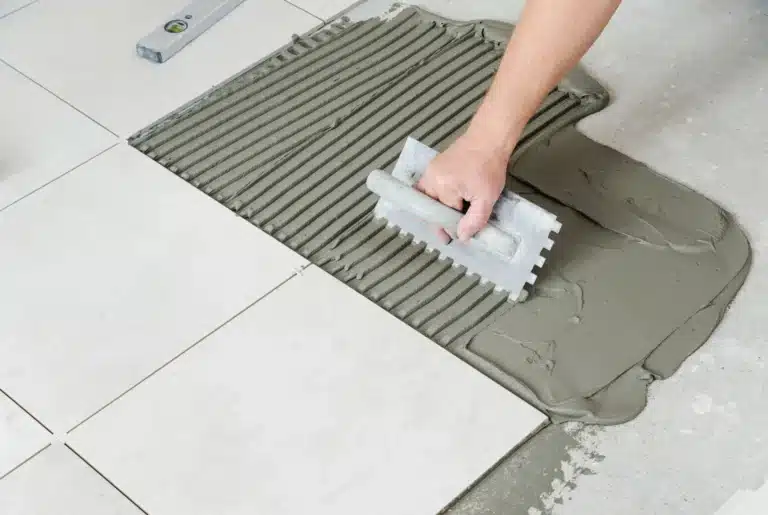 Pose de carrelage au sol avec colle à carrelage à Amiens.