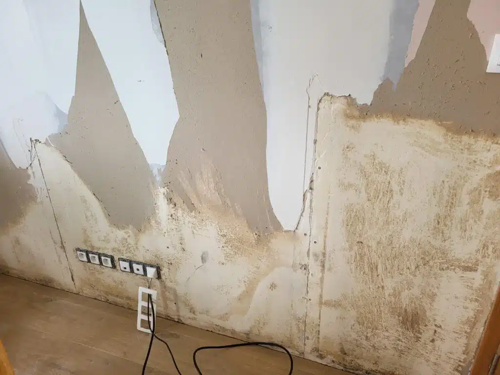 Mur intérieur endommagé par un dégât des eaux à Amiens.