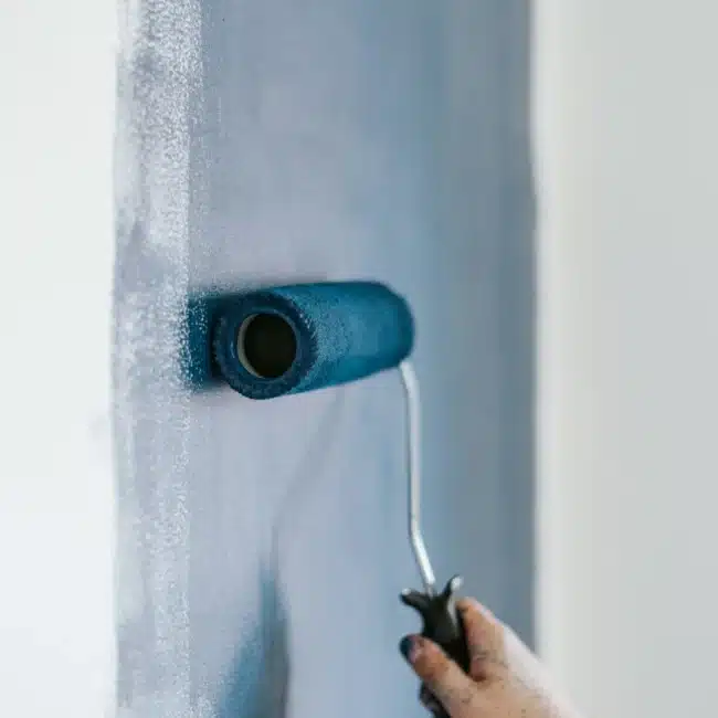 Application de peinture bleue sur mur intérieur à Amiens.