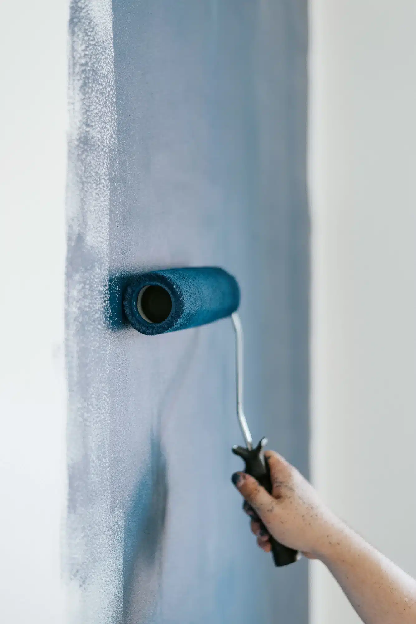 Application de peinture bleue sur mur intérieur à Amiens.