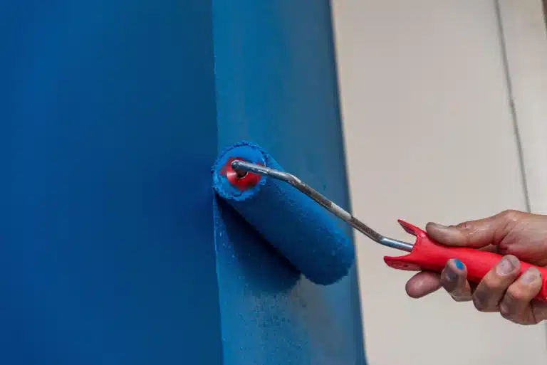 Application de peinture bleue sur mur intérieur à Amiens.