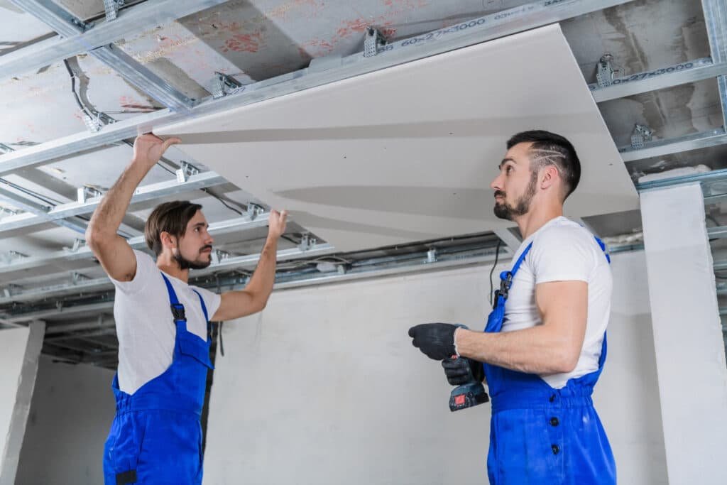 Pose de plafond en placo à Amiens par deux ouvriers.