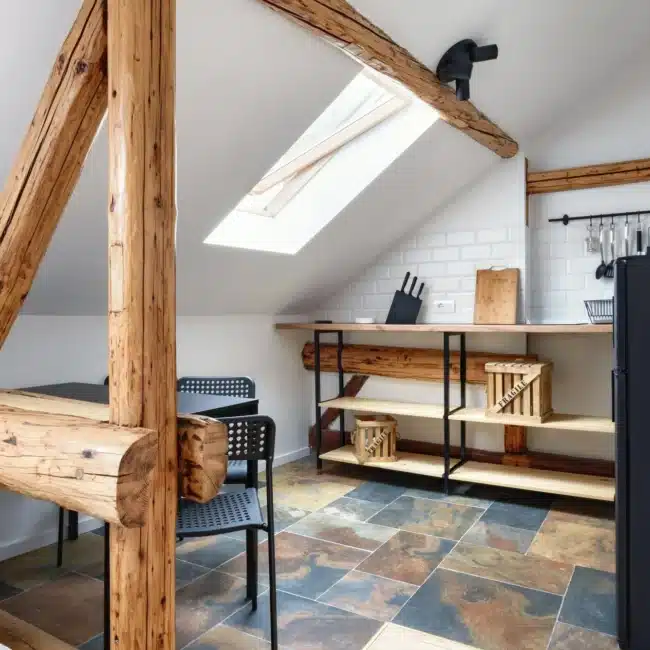 Aménagement de combles avec poutres apparentes à Amiens.